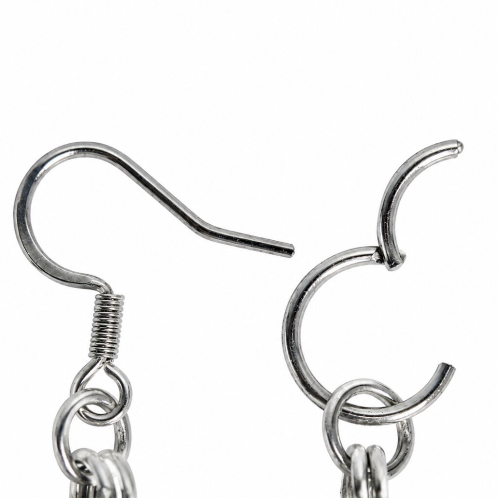 Close Up comparison from an French Hook and an Clicker for earrings